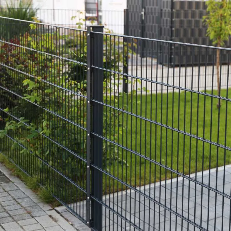 pose de cloture dans un jardin de maison